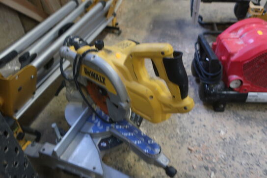 Kap/geringssav DEWALT samt arbejdsbord