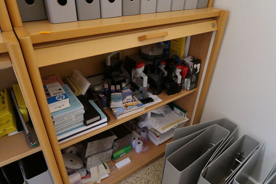 Div. Reoler med kontorartikler samt julepynt m.m.