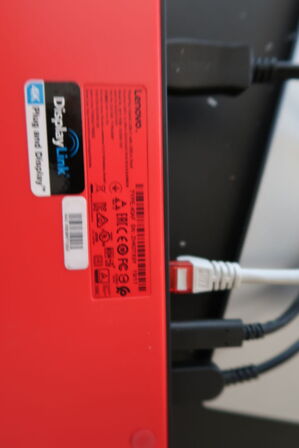 Computerskærm HP E233, dockingstation LENOVO og headset JABRA