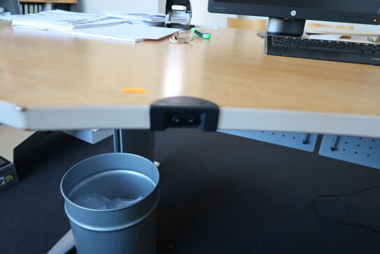 El. hæve/sænke skrivebord, kontorstol samt reol/skab