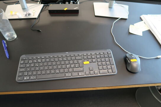 2 stk. computerskærme DELL P2723QE, tastatur, mus og dockingstation