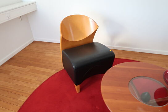 3 stk. mødestole, mørdbord samt tæppe