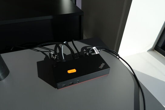 2 stk. computerskærme DELL P2722H, tastatur og dockingstation