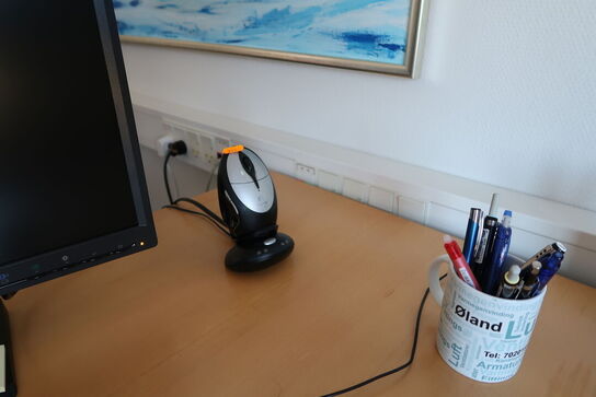 2 stk. computerskærme HP ProDisplay P240va, tastatur, mus 