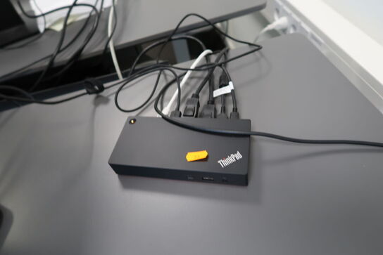 2 stk. computerskærme DELL U2412Mc, tastatur, mus, docking og headset