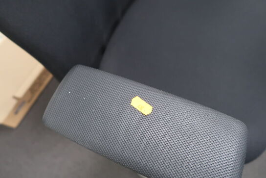 Reol uden indhold samt whiteboard og reol/skab