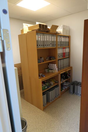 Div. Reoler med kontorartikler samt julepynt m.m.