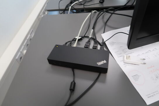 2 stk. computerskærme HP ProDisplay P240va med tastatur, mus og dockingstation