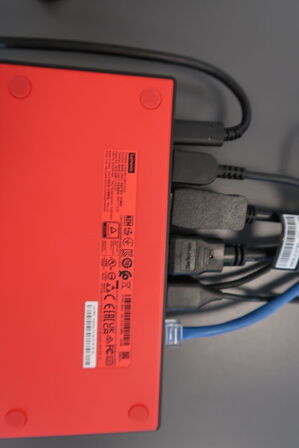 2 stk. computerskærme DELL P2422H, tastatur, dockingstation, headset JABRA