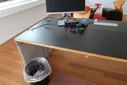 El. hæve/sænke skrivebord MONTANA Djob samt kontorstol