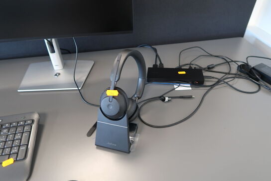 2 stk. computerskærme DELL P2725H, tastatur, mus, dockingstation, headset JABRA