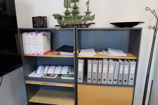 2 stk. reoler/skabe samt stumtjener