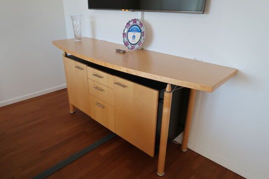 6 stk. mødestole, mødebord samt skab