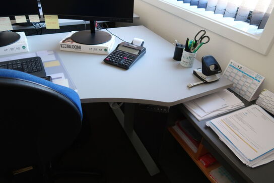 El. hæve/sænke skrivebord, skab/reol samt kontorstol