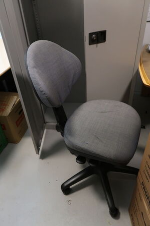 2 stk. mødeborde samt 9 stk. mødestole og kontorstol