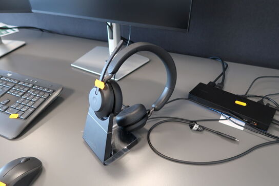 2 stk. computerskærme DELL P2725H, tastatur, mus, dockingstation, headset JABRA