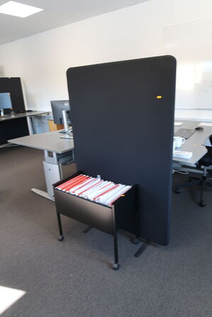 Ringbindholder samt afskærmningsvæg