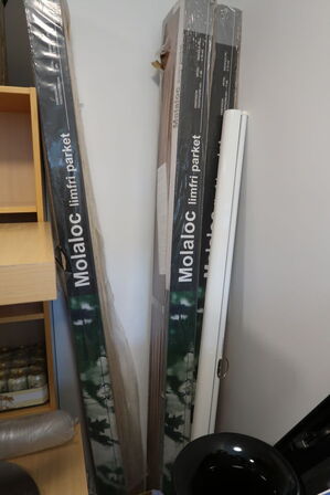 Lærred, div. brochure displays