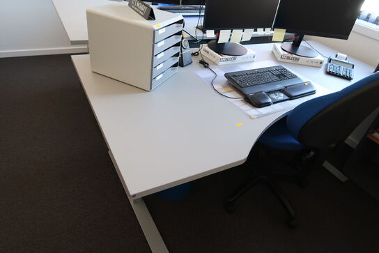 El. hæve/sænke skrivebord, skab/reol samt kontorstol