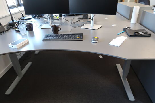 El. hæve/sænke skrivebord samt skab/reol