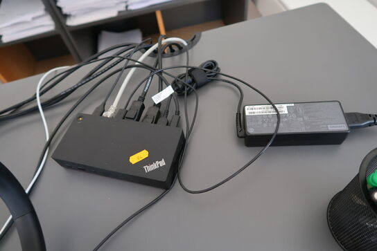 2 stk. computerskærme HP ProDisplay P240va, tastatur, dockingstation og headset JABRA