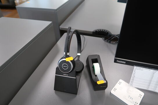 2 stk. computerskærme LENOVO P27q-10, tastatur, mus og headset