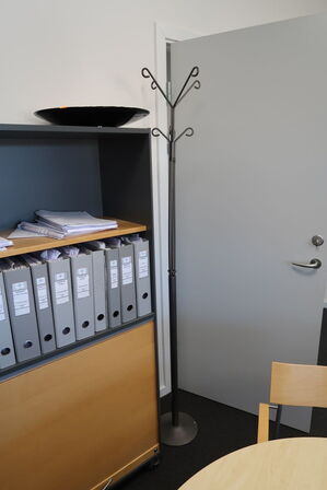 2 stk. reoler/skabe samt stumtjener