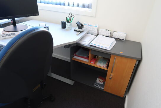 El. hæve/sænke skrivebord, skab/reol samt kontorstol