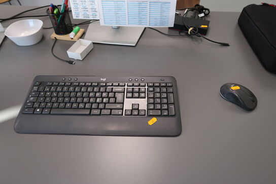 2 stk. computerskærme DELL P2725H, tastatur, mus og dockingstation