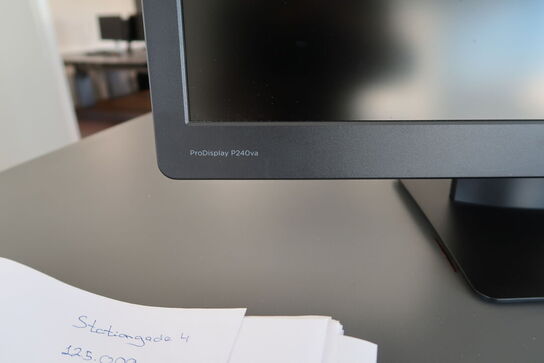 2 stk. computerskærme HP ProDisplay P240va, tastatur, dockingstation og headset JABRA