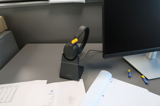 2 stk. computerskærme DELL P2722H, dockingstation og headset JABRA