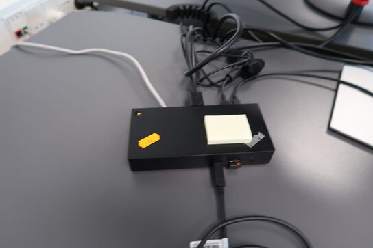 2 stk. computerskærme DELL P2722H, tastatur og dockingstation