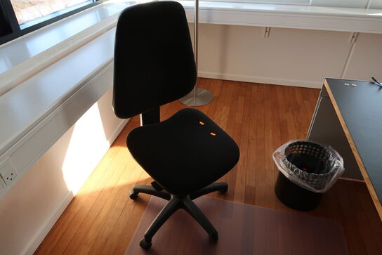 El. hæve/sænke skrivebord MONTANA Djob samt kontorstol