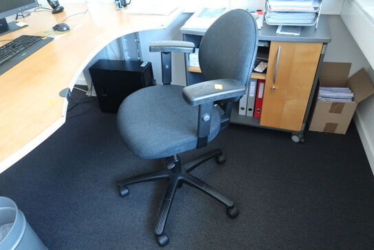 El. hæve/sænke skrivebord, kontorstol samt reol/skab