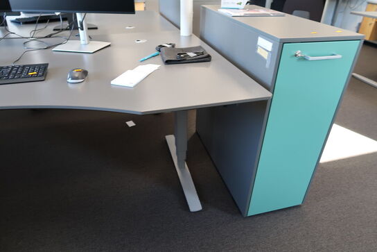 El. hæve/sænke skrivebord samt skab/reol