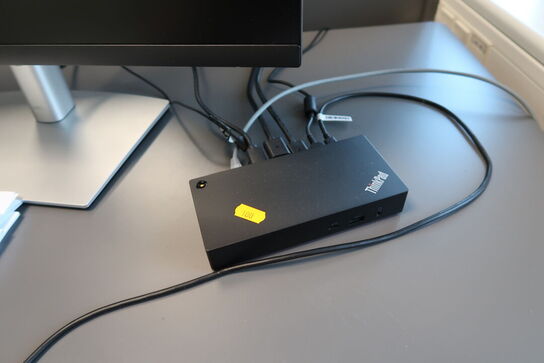 2 stk. computerskærme DELL P2722H, dockingstation og headset JABRA