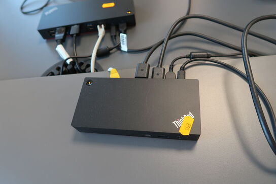 2 stk. computerskærme DELL P2422H, tastatur og dockingstation LENOVO