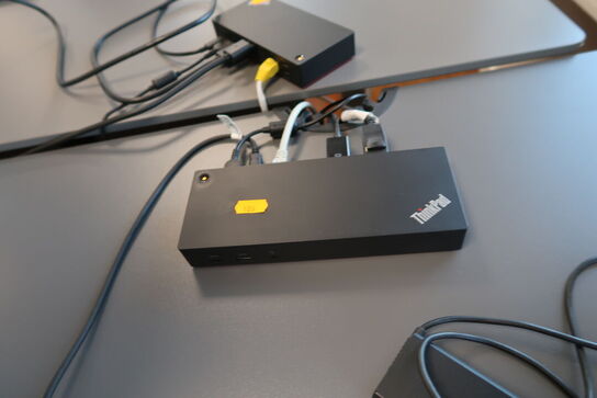 2 stk. computerskærme DELL, tastatur og dockingstation LENOVO