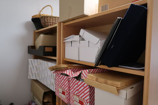 Div. Reoler med kontorartikler samt julepynt m.m.