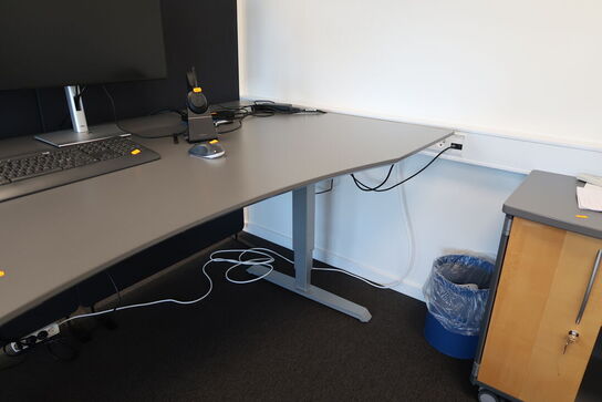 El. hæve/sænke skrivebord samt skab/reol