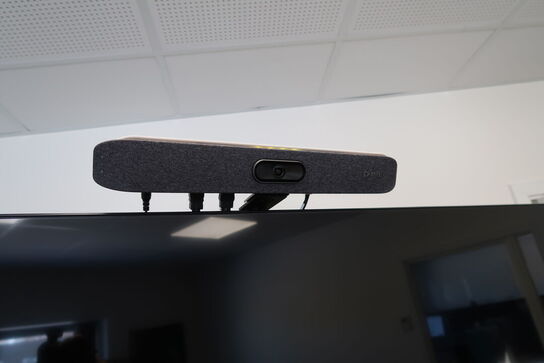 Fladskærm SAMSUNG QE65T, webcam, tastatur og computer m.m.