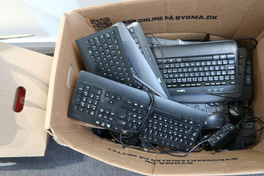 Kasse med tastaturer, mus m.m.