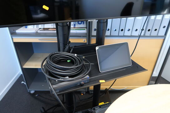 Fladskærm SAMSUNG QE65T, webcam, tastatur og computer m.m.