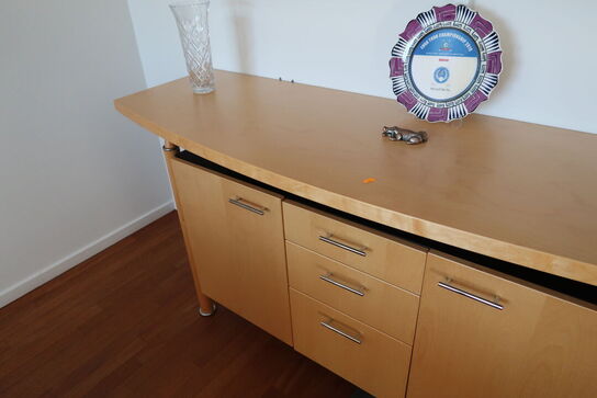 6 stk. mødestole, mødebord samt skab