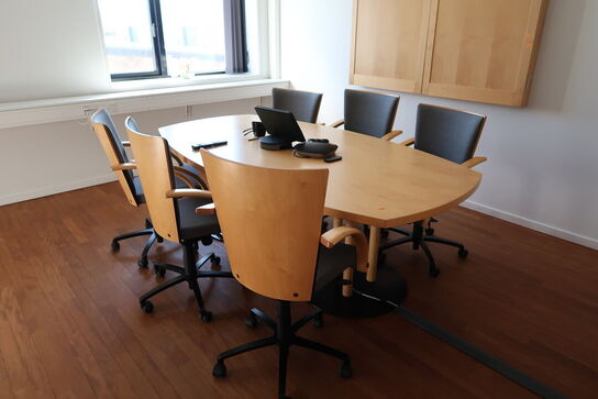 6 stk. mødestole, mødebord samt skab