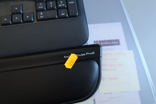 2 stk. computerskærme T2364pA, tastatur, rollermouse, headset JABRA