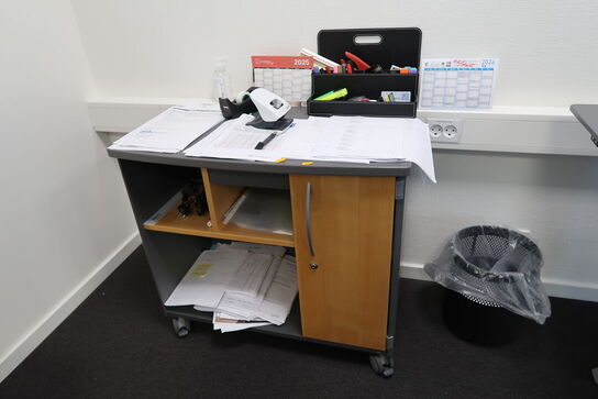 Reol uden indhold samt whiteboard og reol/skab