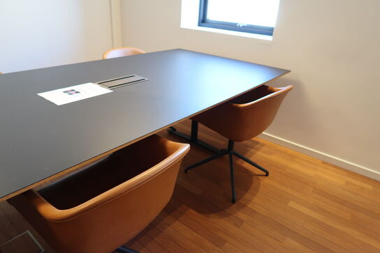 Mødebord med strømudtag