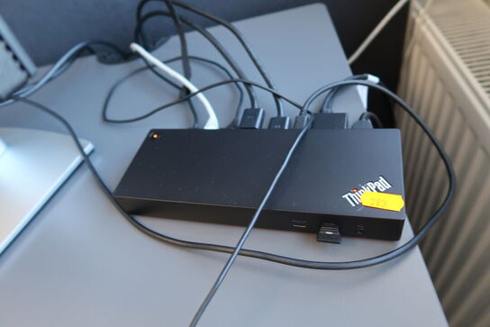 2 stk. computerskærme DELL P2723D, tastatur, mus, dockingstation, headset