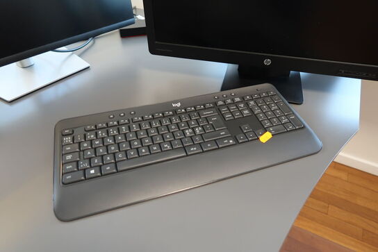 2 stk. computerskærme HP ProDisplay P240va med tastatur